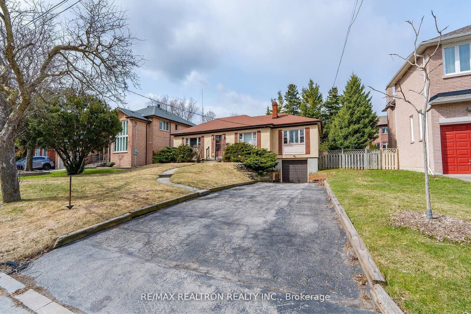 30 Lawnview Drive, Toronto, ON — photo 2