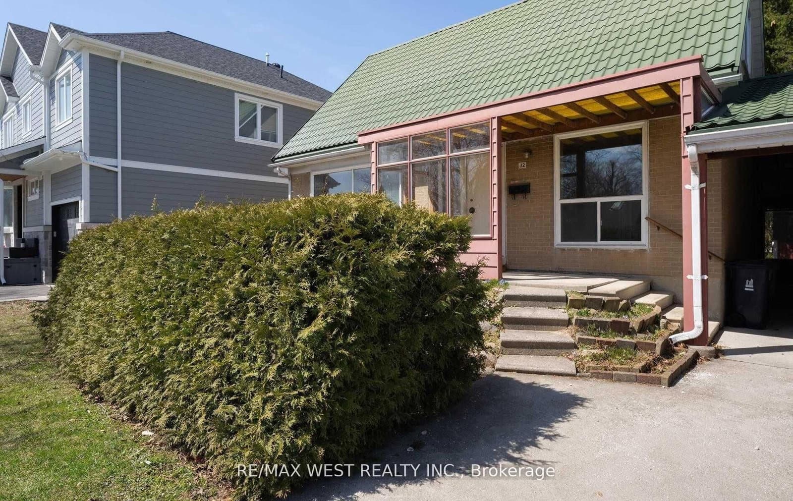 32 Broadleaf Road, Toronto, ON — photo 2