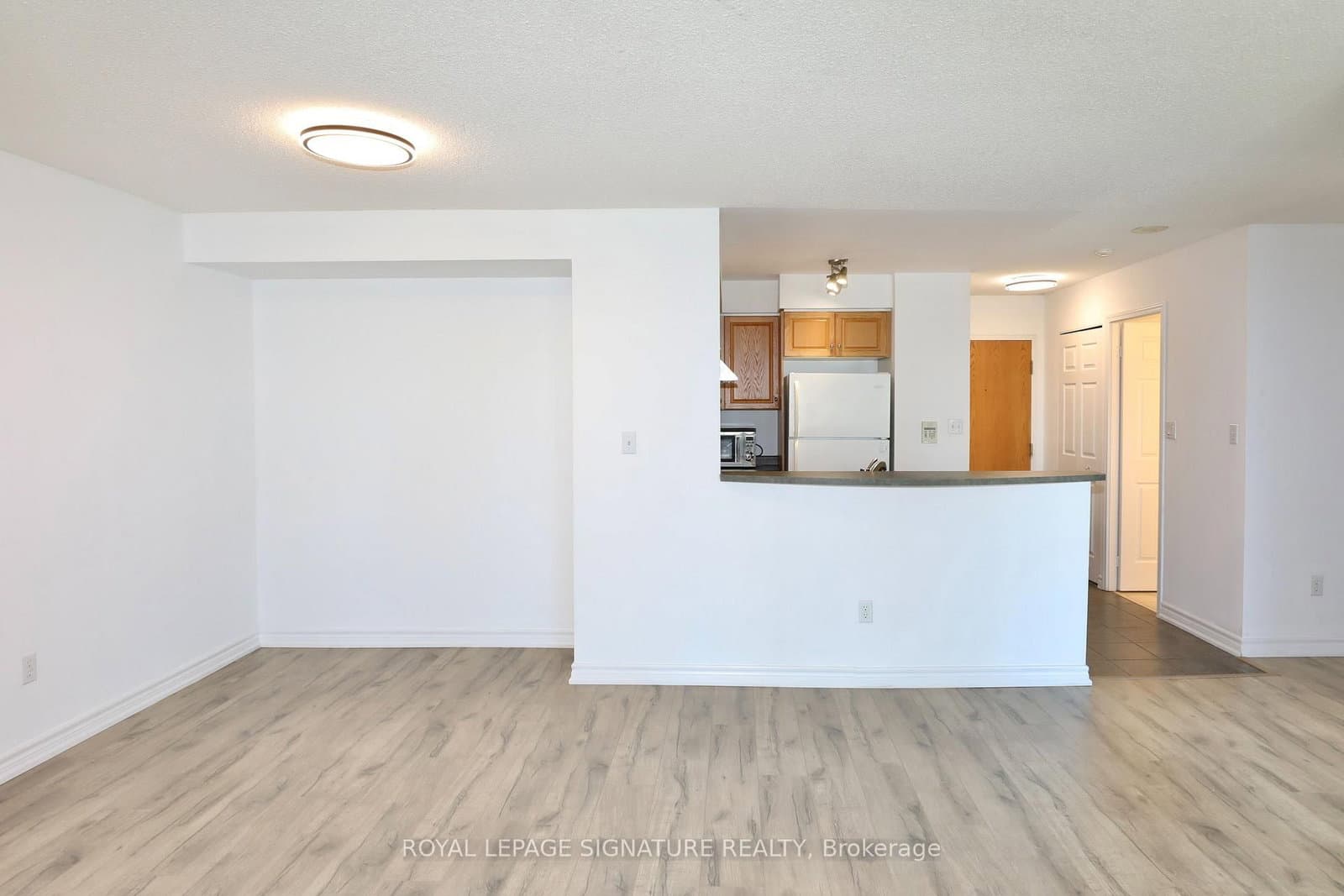 1116 - 7 Lorraine Drive, Toronto, ON — photo 2