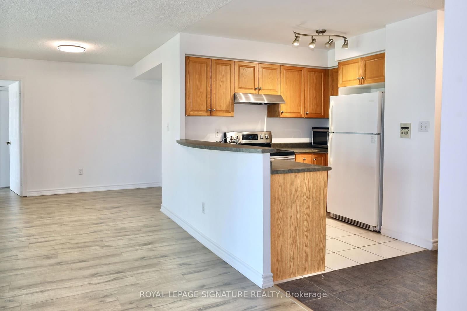 1116 - 7 Lorraine Drive, Toronto, ON — photo 3