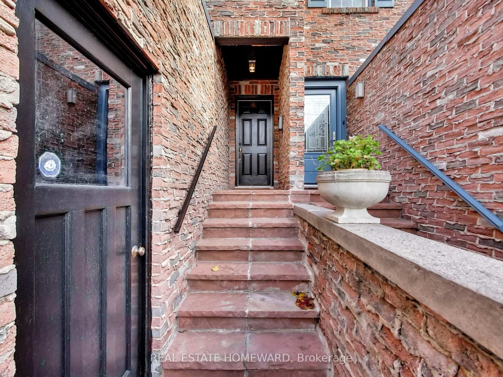 183 Madison Avenue, Toronto, ON — photo 3