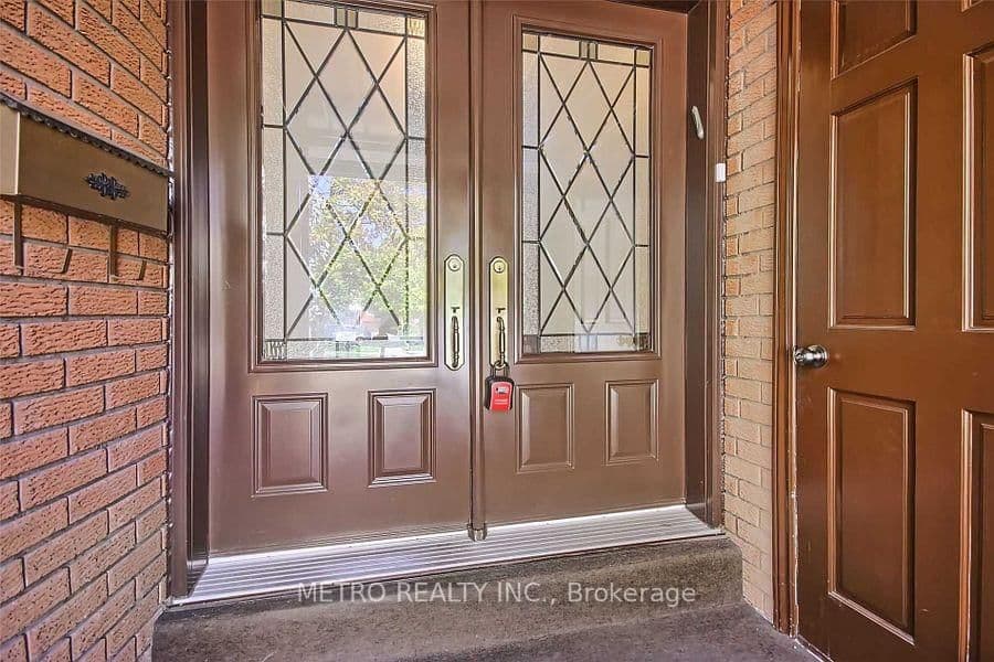 17 Twin Circle Court, Toronto, ON — photo 2