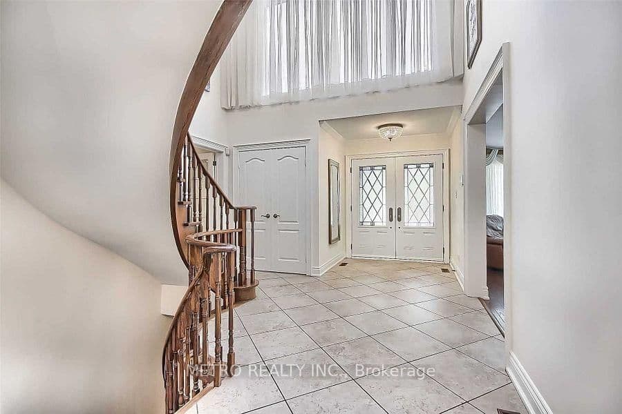 17 Twin Circle Court, Toronto, ON — photo 3