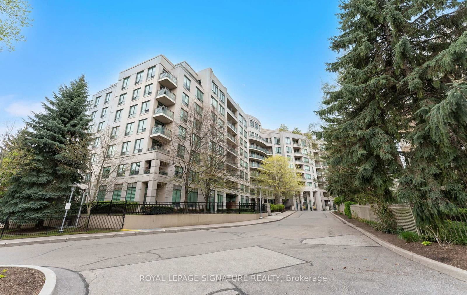 406 - 205 The Donway, Toronto, ON — photo 2