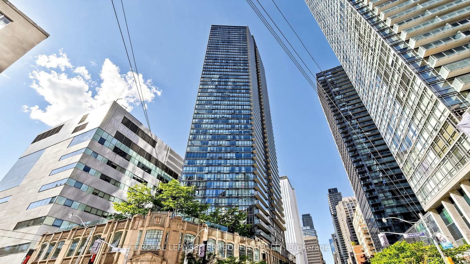 2710 - 832 Bay Street, Toronto, ON