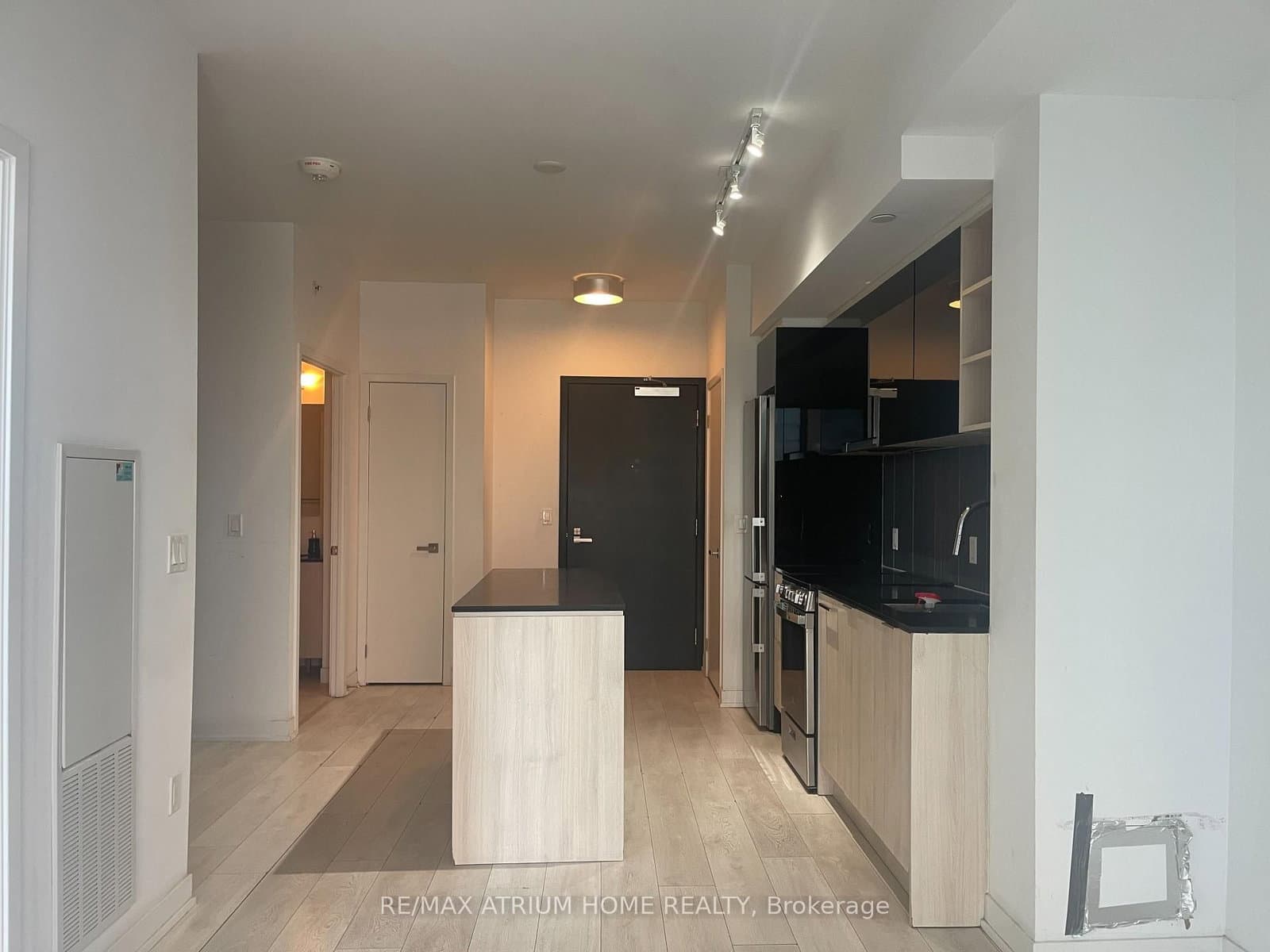919 - 31 Tippett Road, Toronto, ON — photo 2
