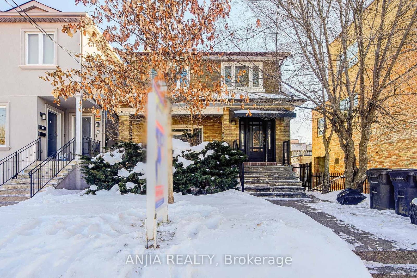 7 Linnsmore Crescent, Toronto, ON