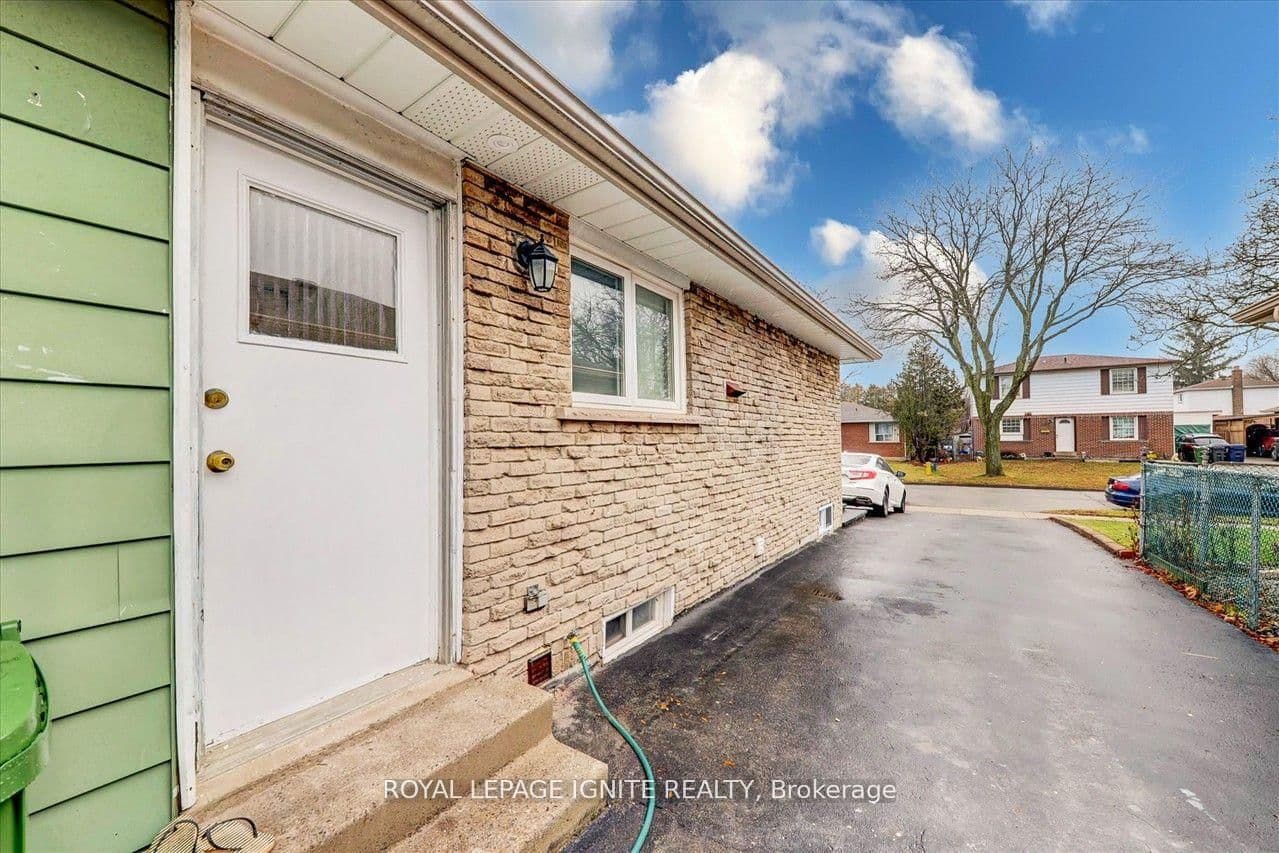 Bsmt - 38 Loradeen Crescent, Toronto, ON — photo 3