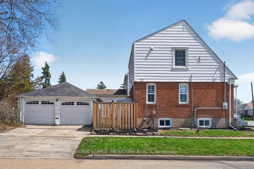 3244 St Clair Avenue, Toronto, ON — photo 3