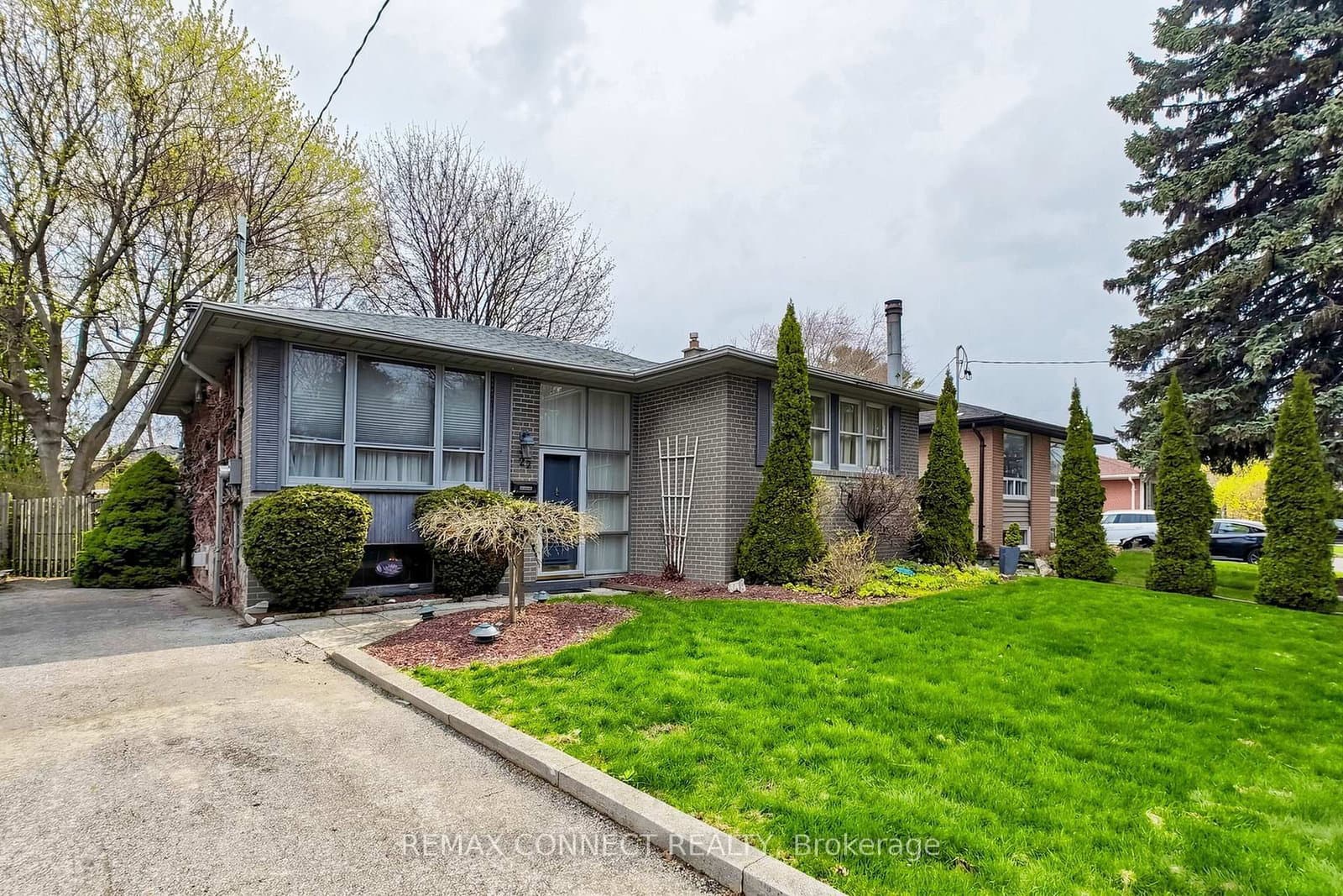 22 Woodgrove Drive, Toronto, ON — photo 2