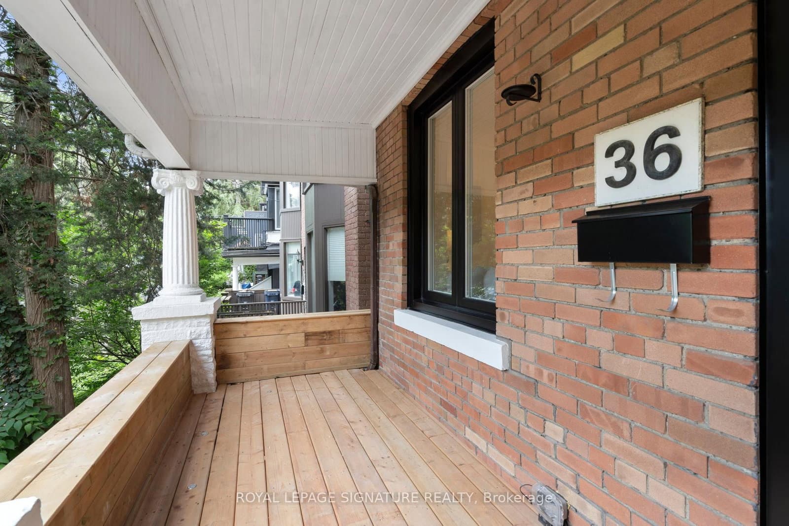 Upper - 36 Tennis Crescent, Toronto, ON — photo 2
