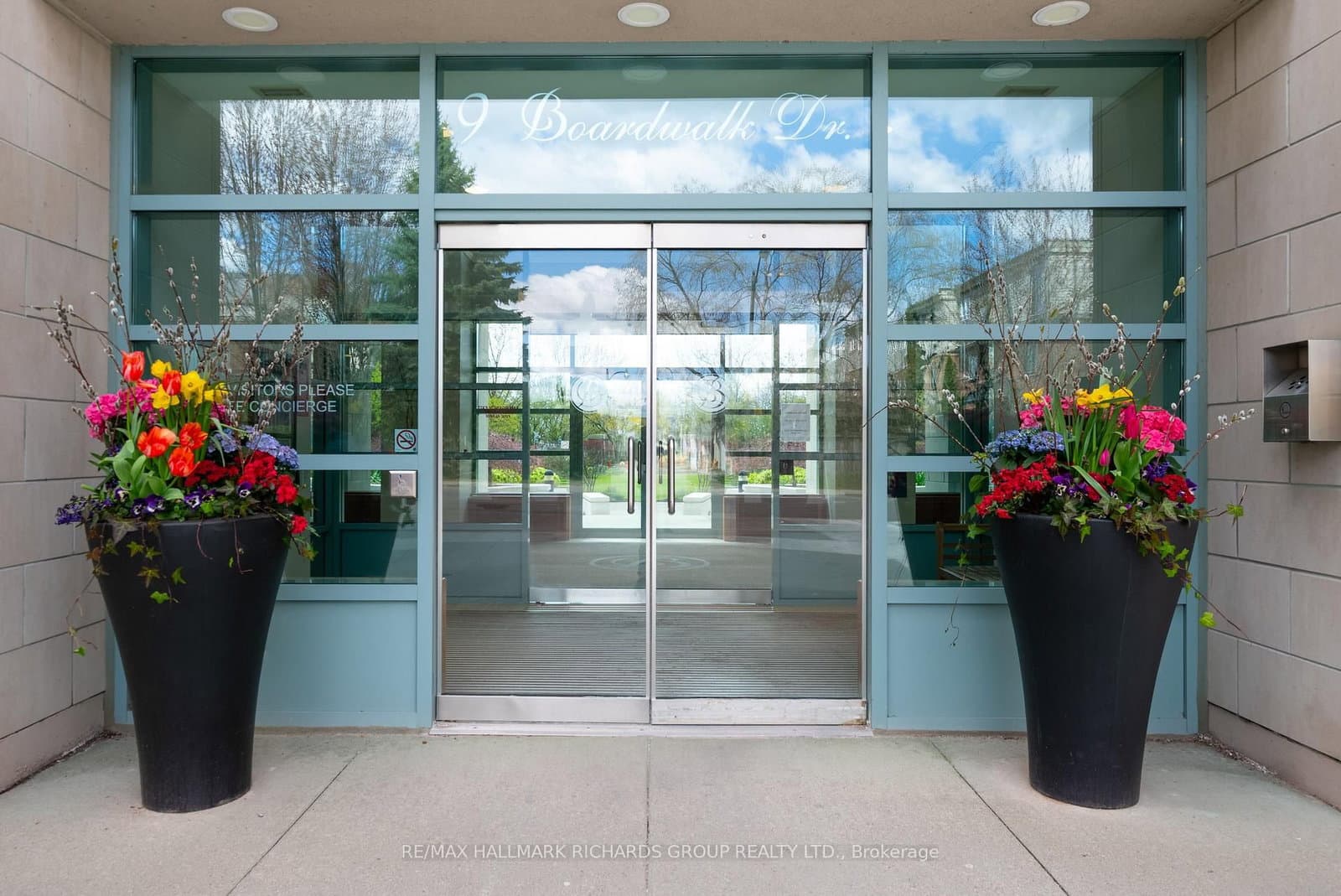 405 - 9 Boardwalk Drive, Toronto, ON — photo 2