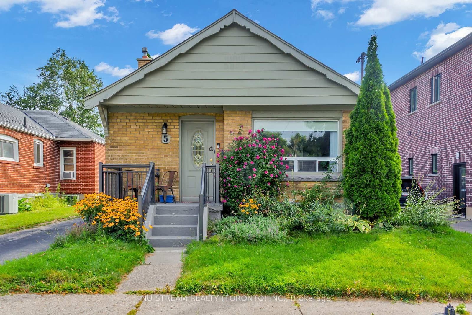 main floor - 5 Highvale Road, Toronto, ON
