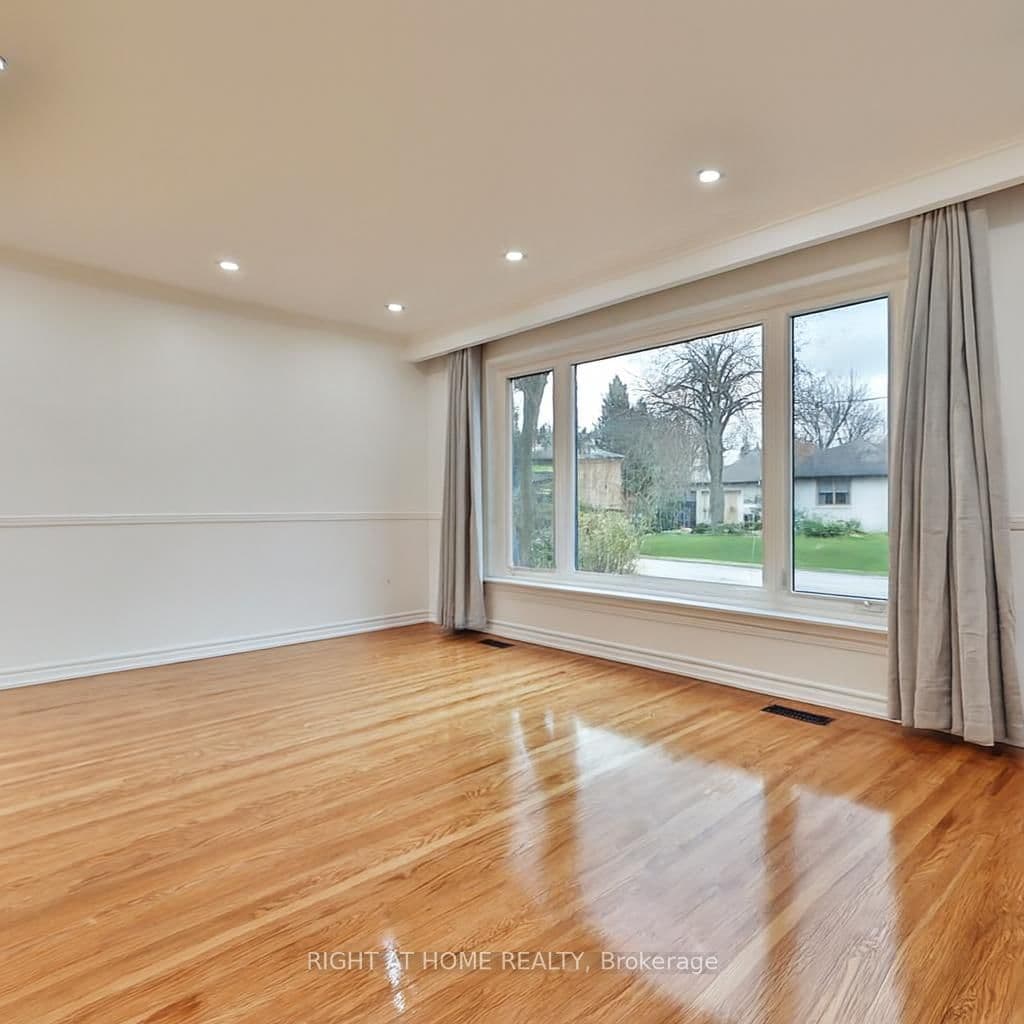 9 Allister Avenue, Toronto, ON — photo 3