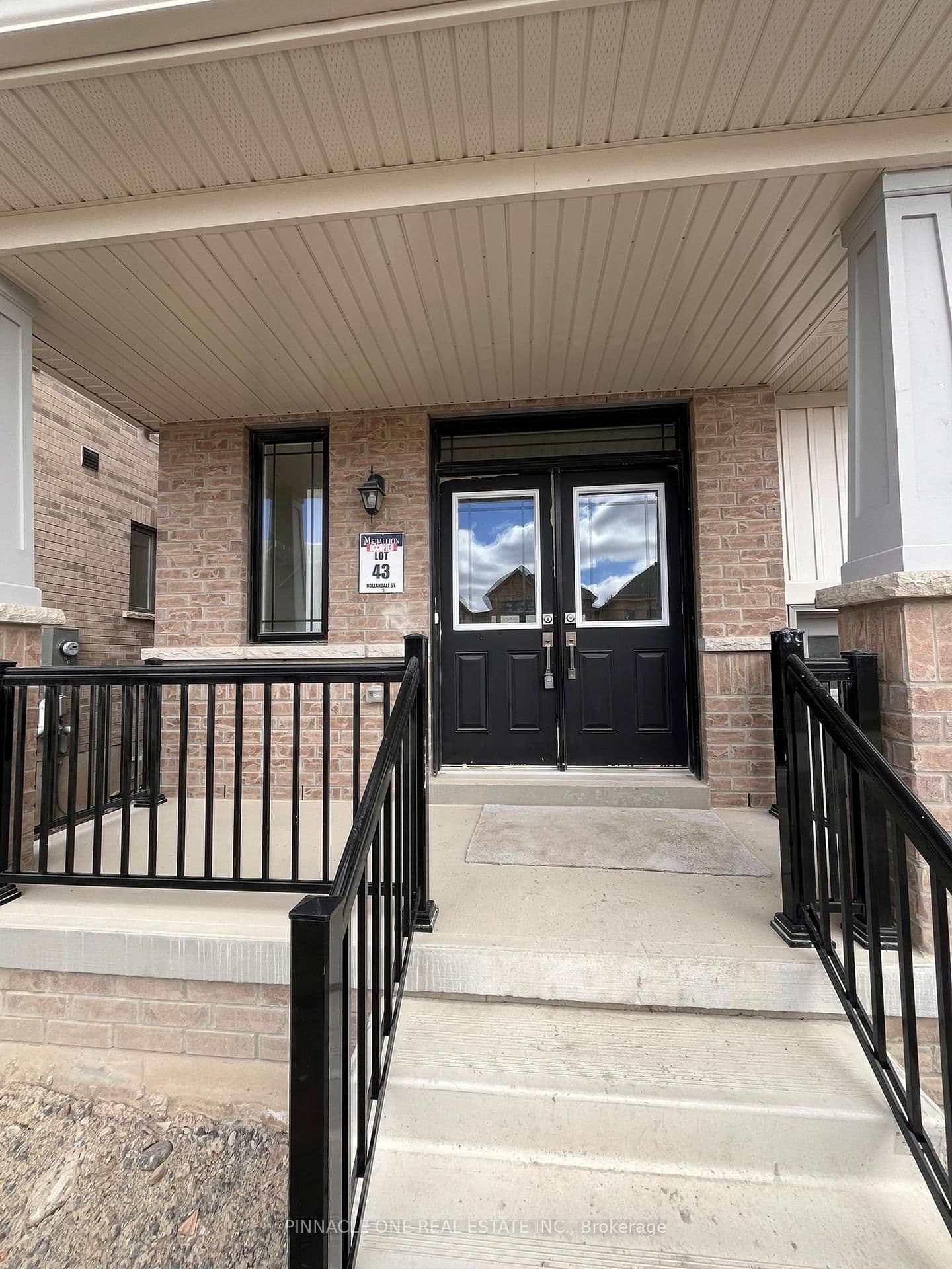 2107 Hallandale Street, Oshawa, ON — photo 2