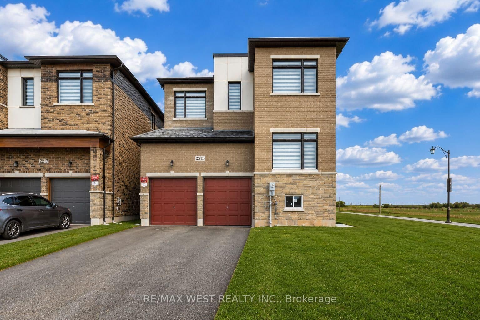 2215 Crystal Drive, Oshawa, ON — photo 2