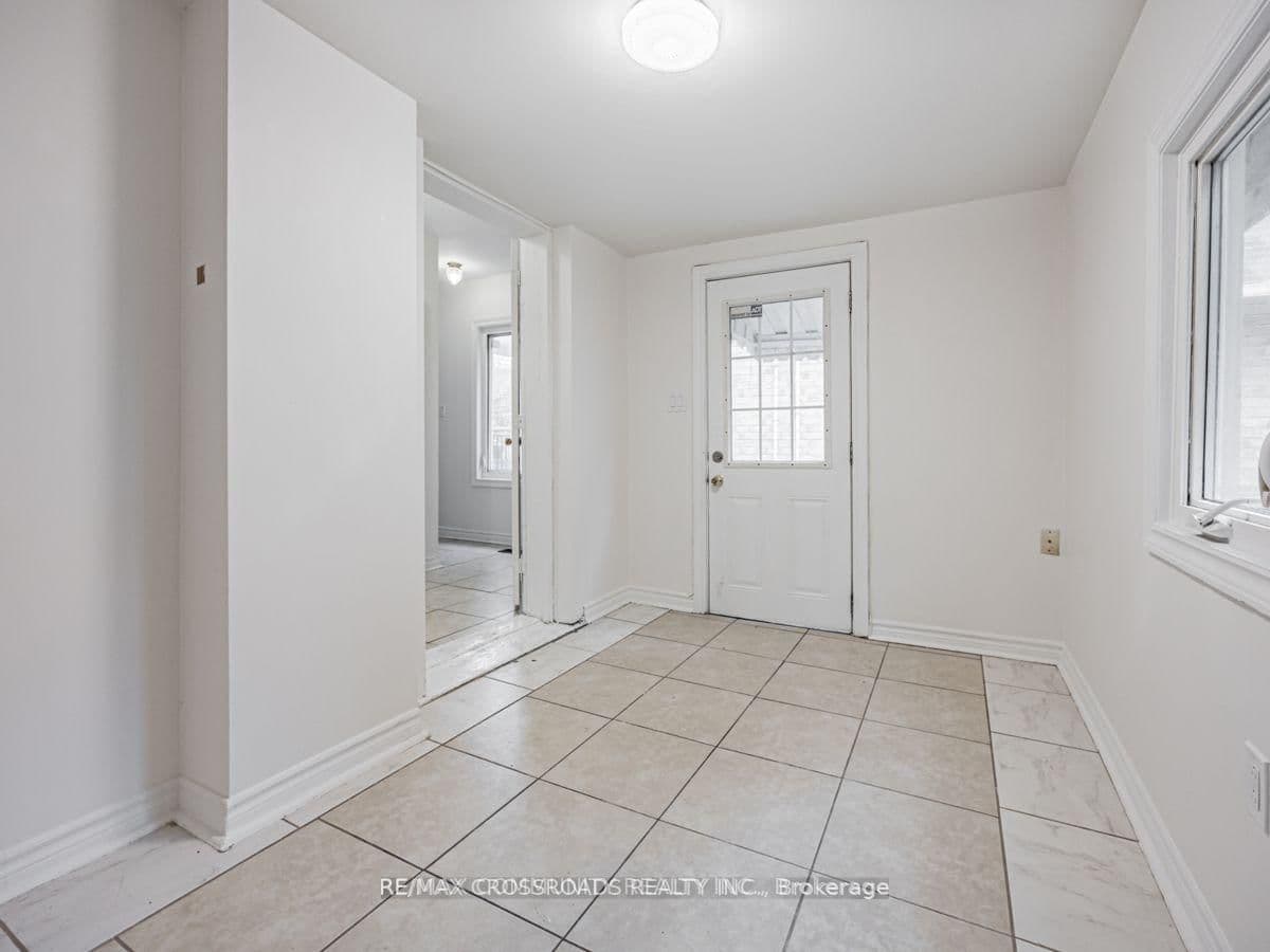 111 Elgin Street, Oshawa, ON — photo 2