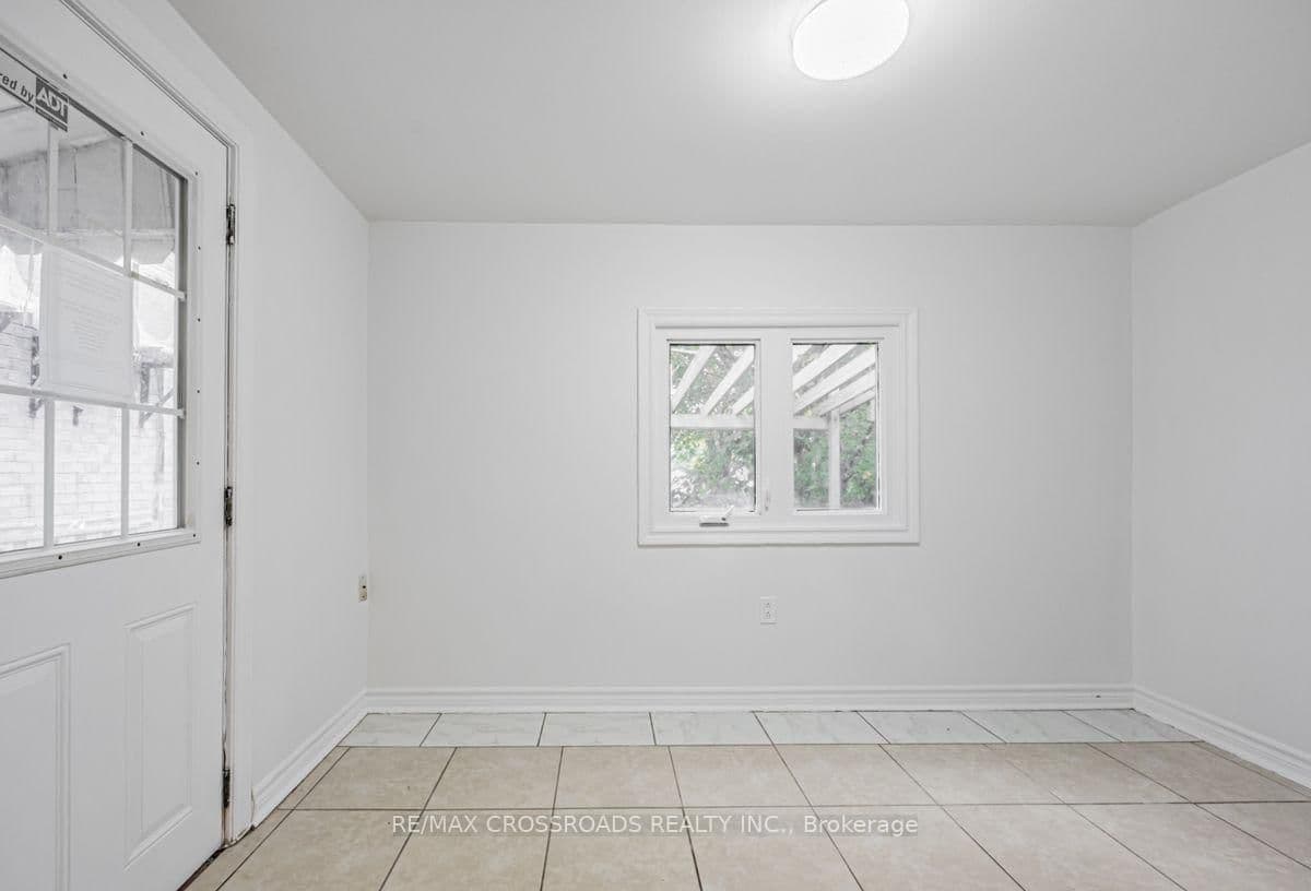 111 Elgin Street, Oshawa, ON — photo 3