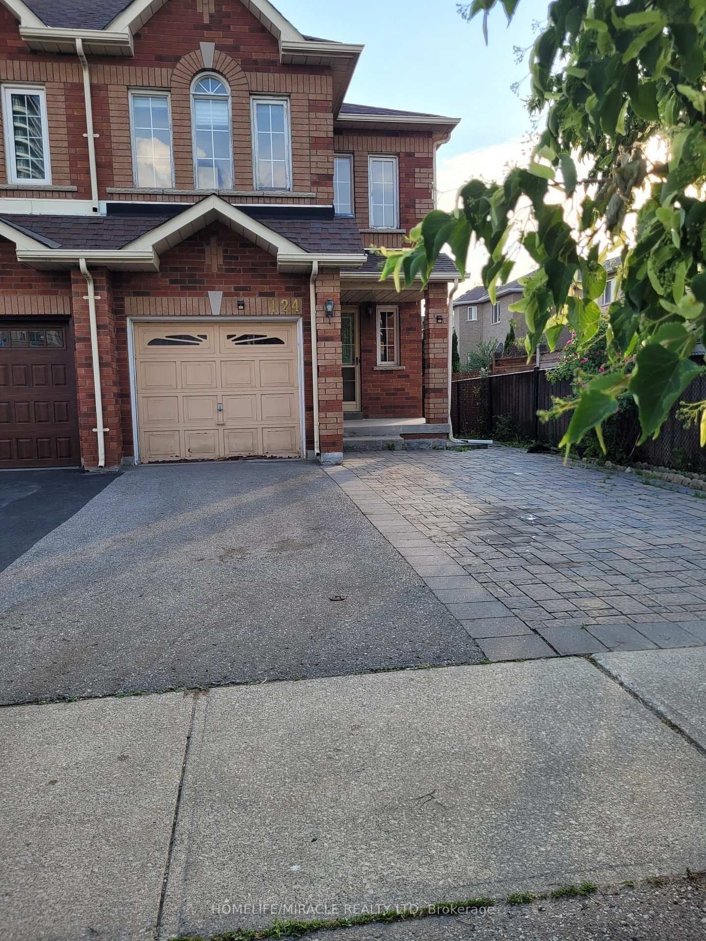 Upper - 124 Lindenshire Avenue, Vaughan, ON