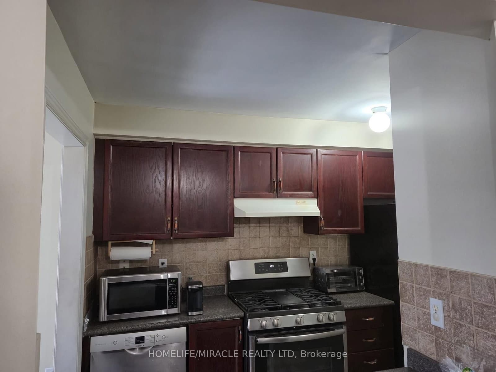 Upper - 124 Lindenshire Avenue, Vaughan, ON — photo 3