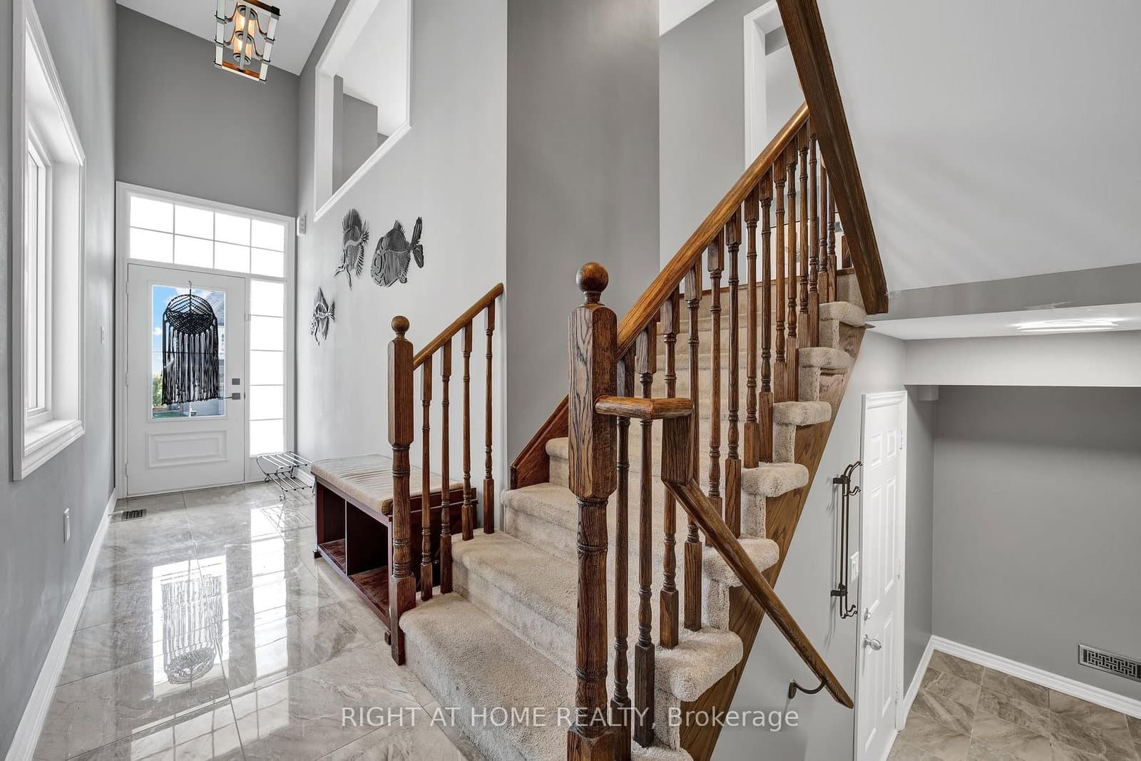 40 Ridge Gate Crescent, East Gwillimbury, ON — photo 2