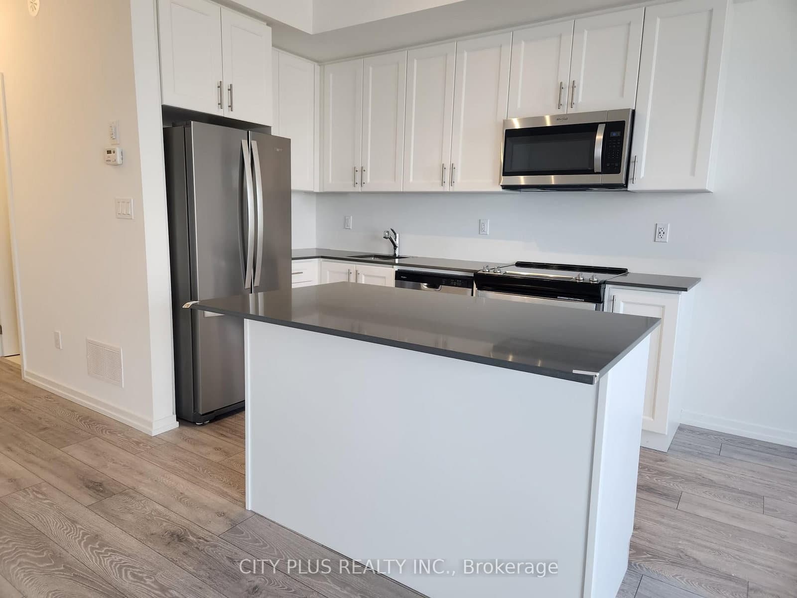 11 - 14 Lytham Green Circle, Newmarket, ON — photo 3