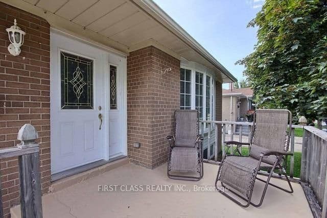 Upper - 28 Collins Crescent, Aurora, ON — photo 2