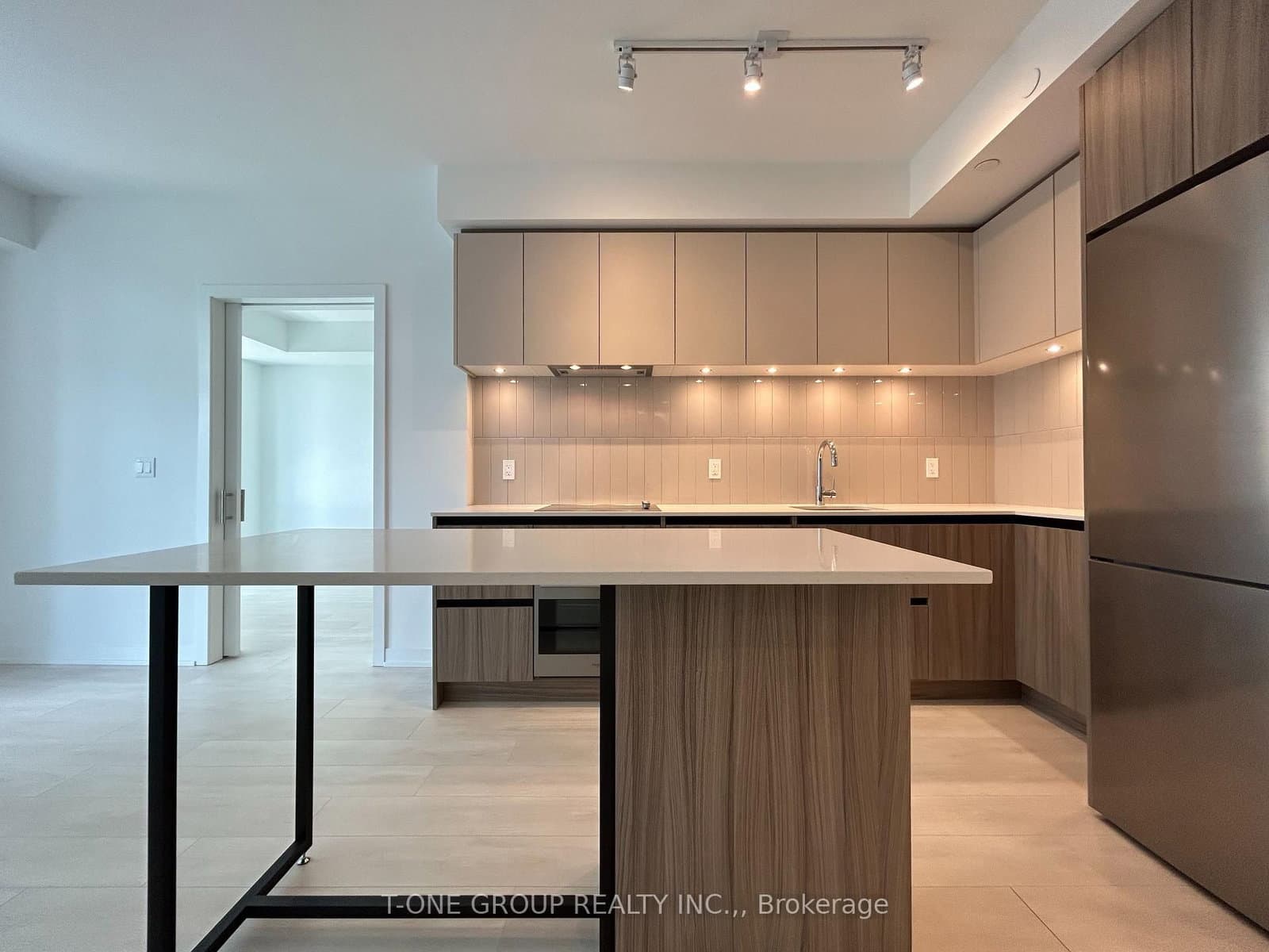 B802 - 7950 Bathurst Street, Vaughan, ON — photo 2