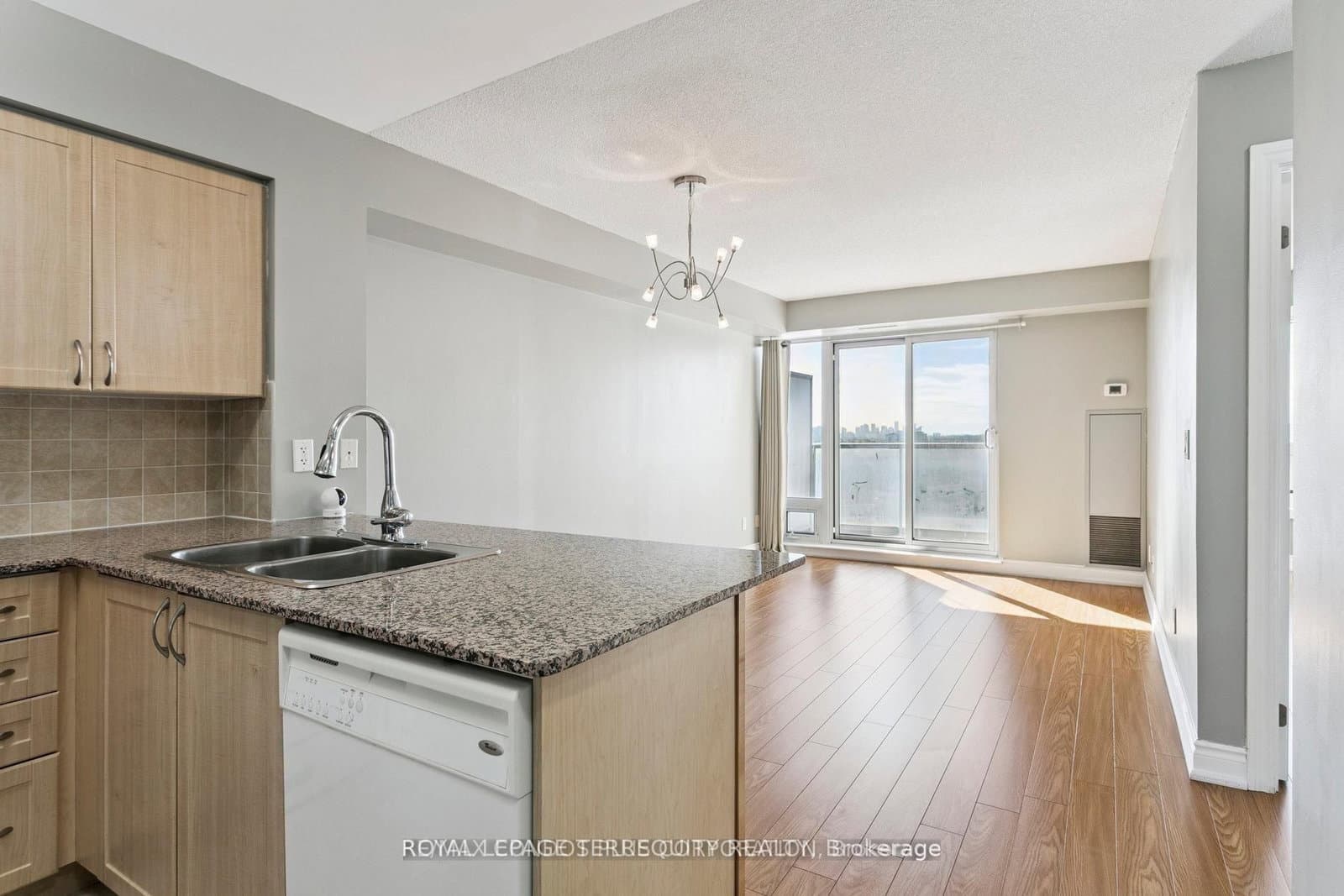 1202 - 7 North Park Road, Vaughan, ON — photo 2