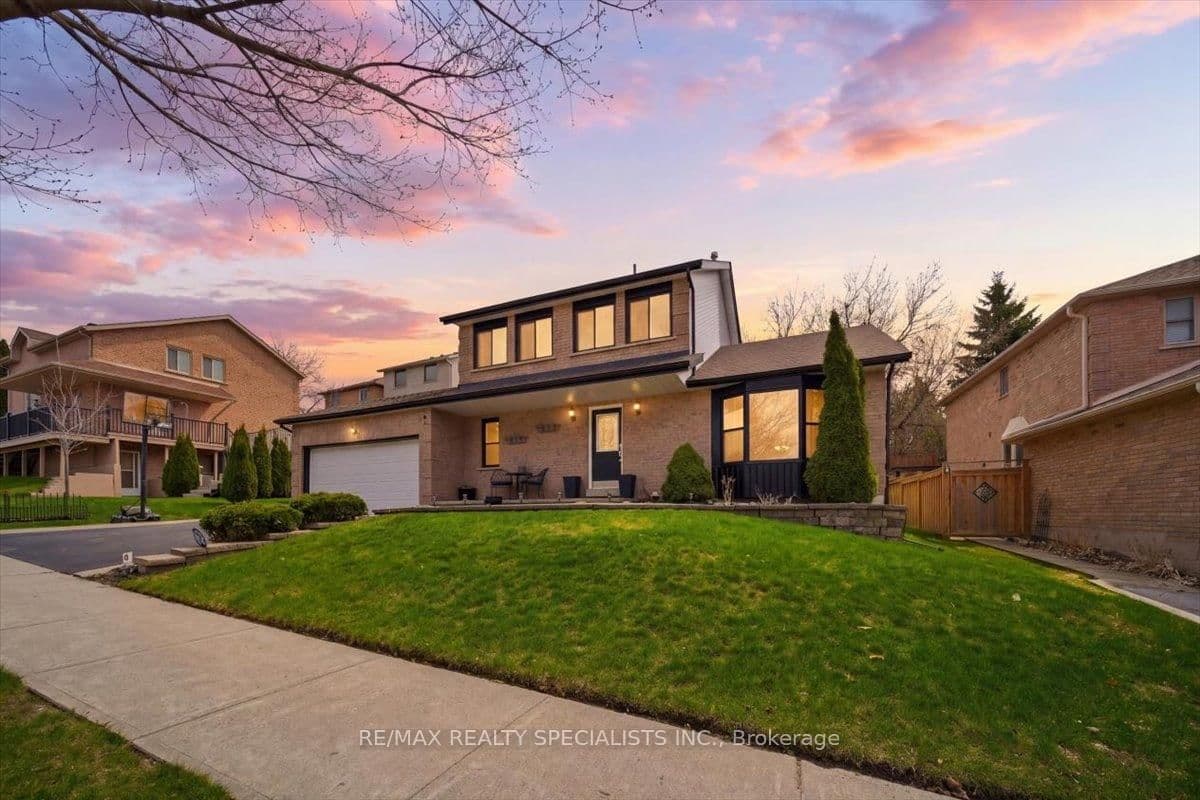 53 Fox Run Lane, Bradford West Gwillimbury, ON — photo 2