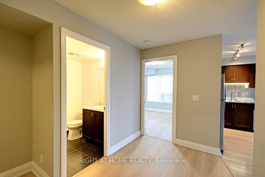 621 - 370 Highway 7, Richmond Hill, ON — photo 2