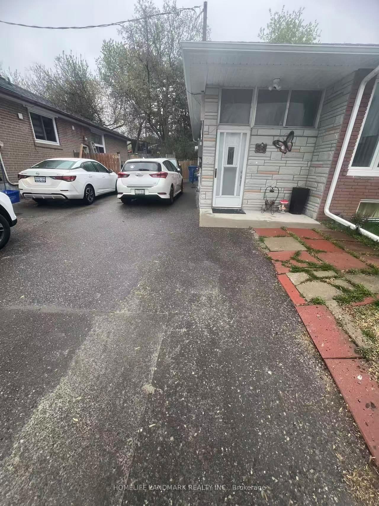 BSMT APT - 94 Longford Drive, Newmarket, ON