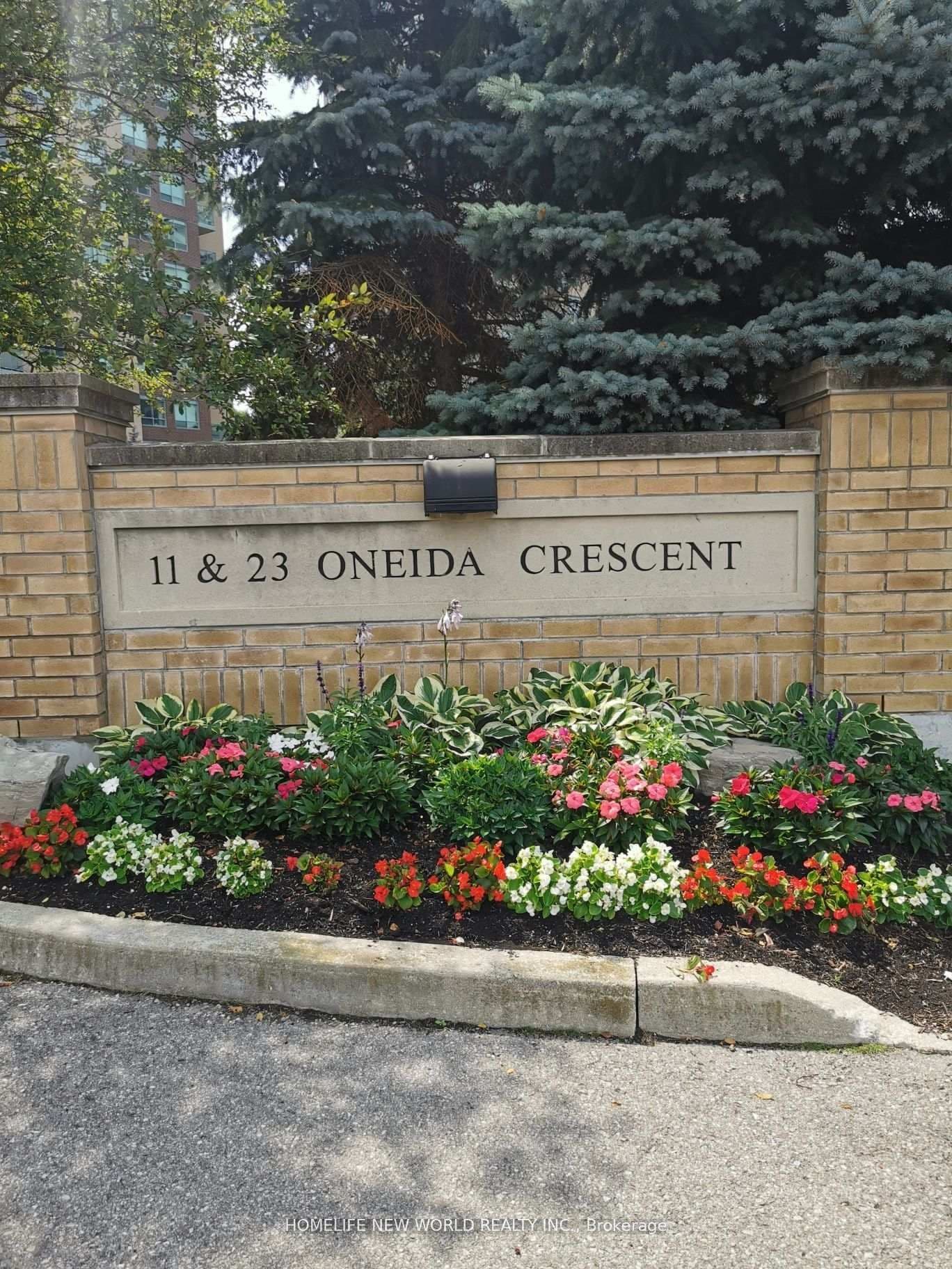 401 - 11 Oneida Crescent, Richmond Hill, ON — photo 2