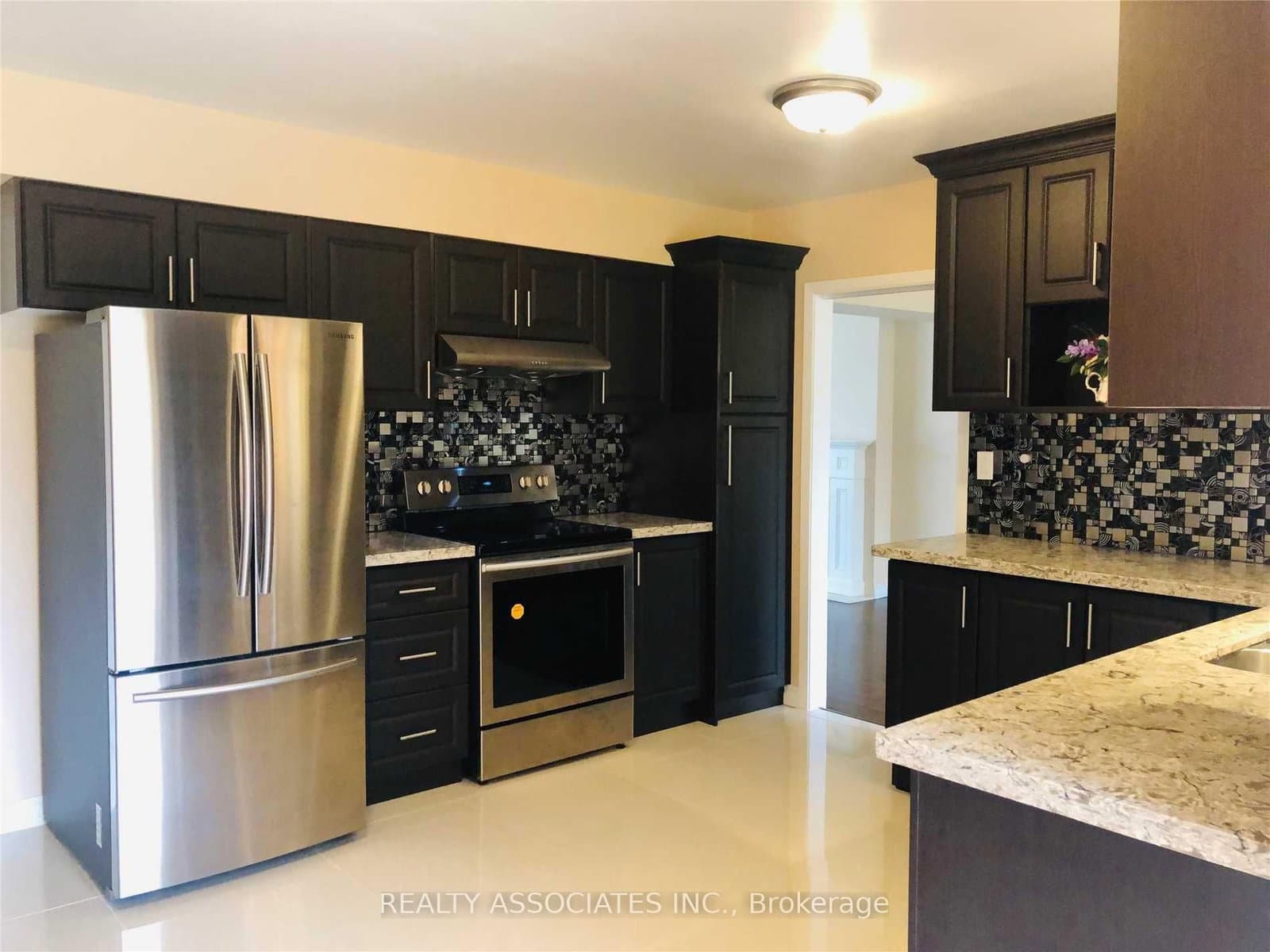 32 Almond Avenue, Markham, ON — photo 2