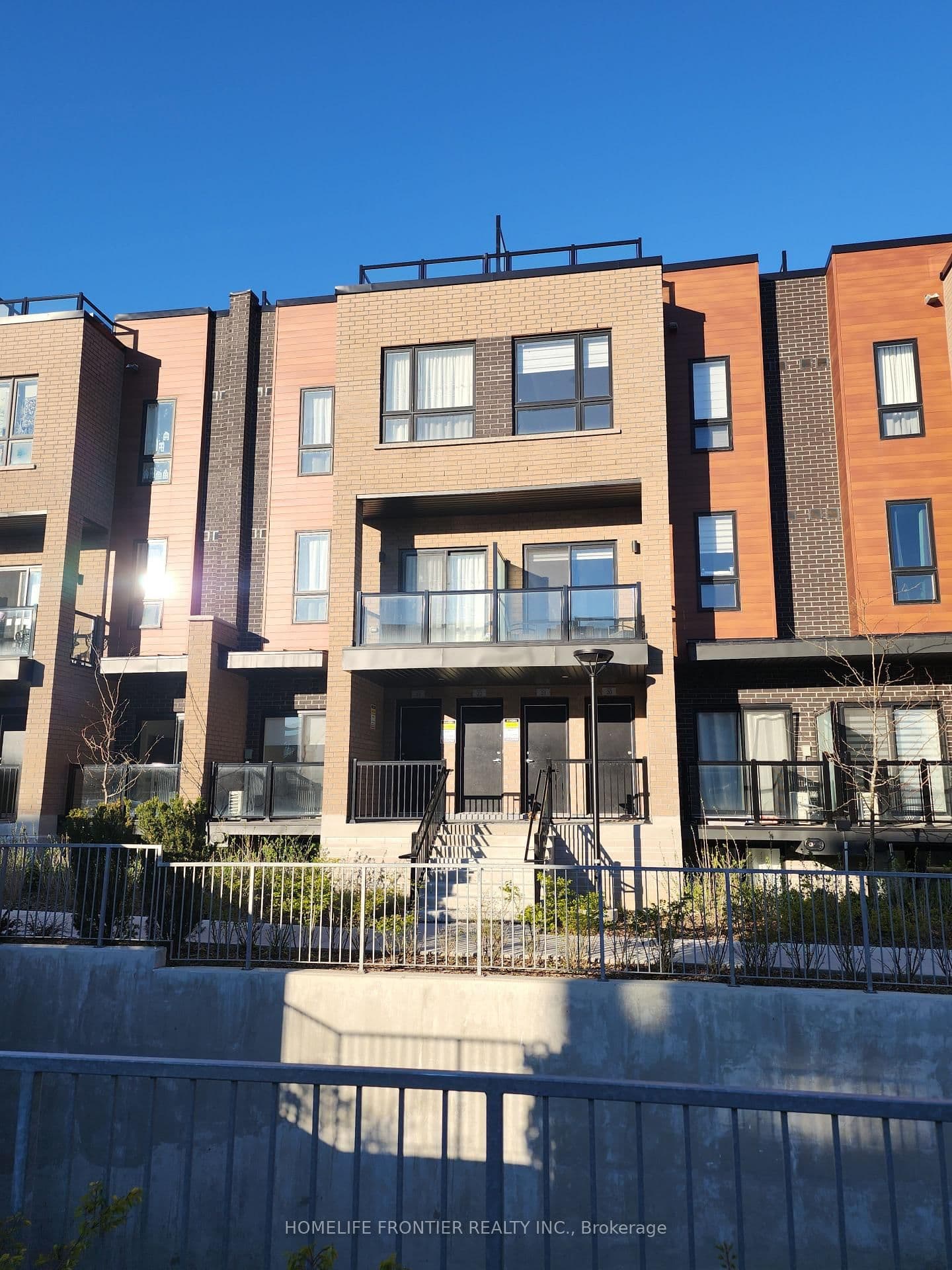 22 - 15 Lytham Green Circle, Newmarket, ON