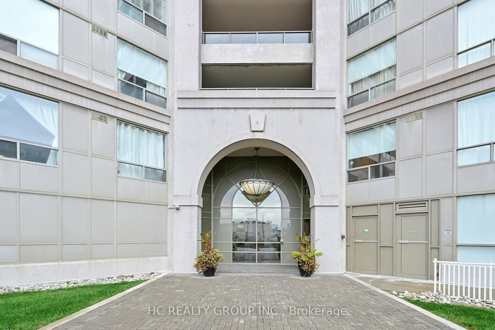 Lph11 - 9015 Leslie Street, Richmond Hill, ON — photo 2