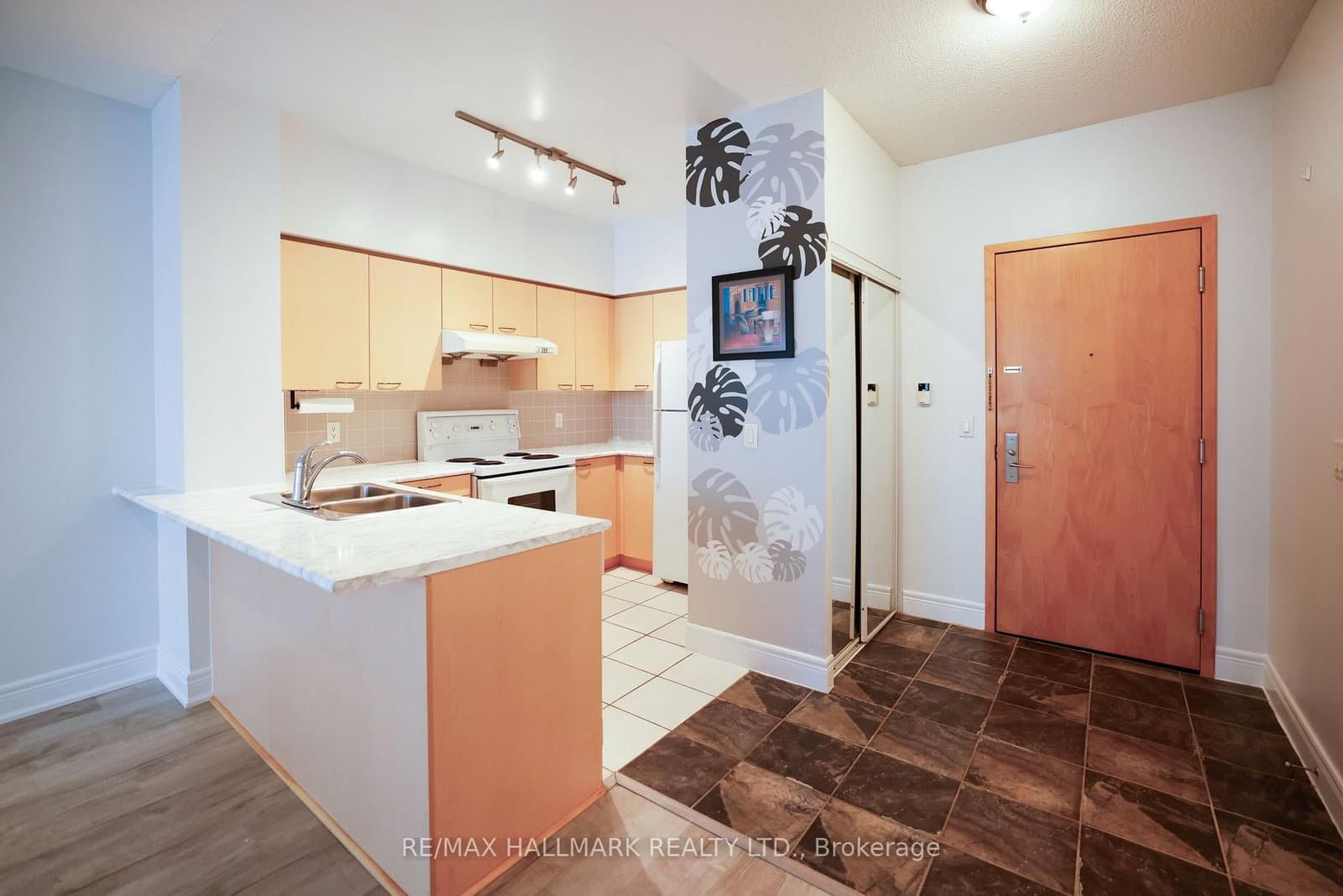 112 - 62 Suncrest Boulevard, Markham, ON — photo 2