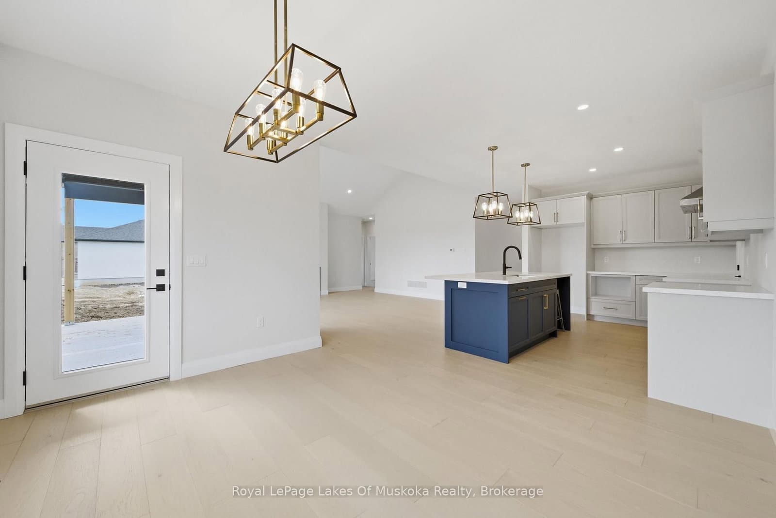 21 Henry Ball Court, Oro-Medonte, ON — photo 2