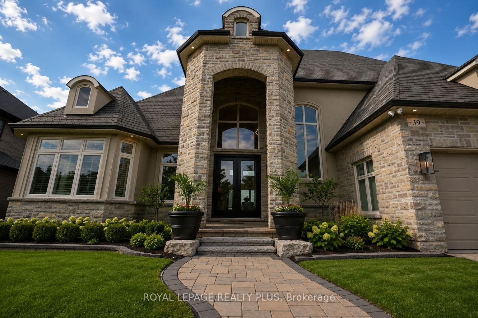 39 Plunkett Court, Barrie, ON — photo 3