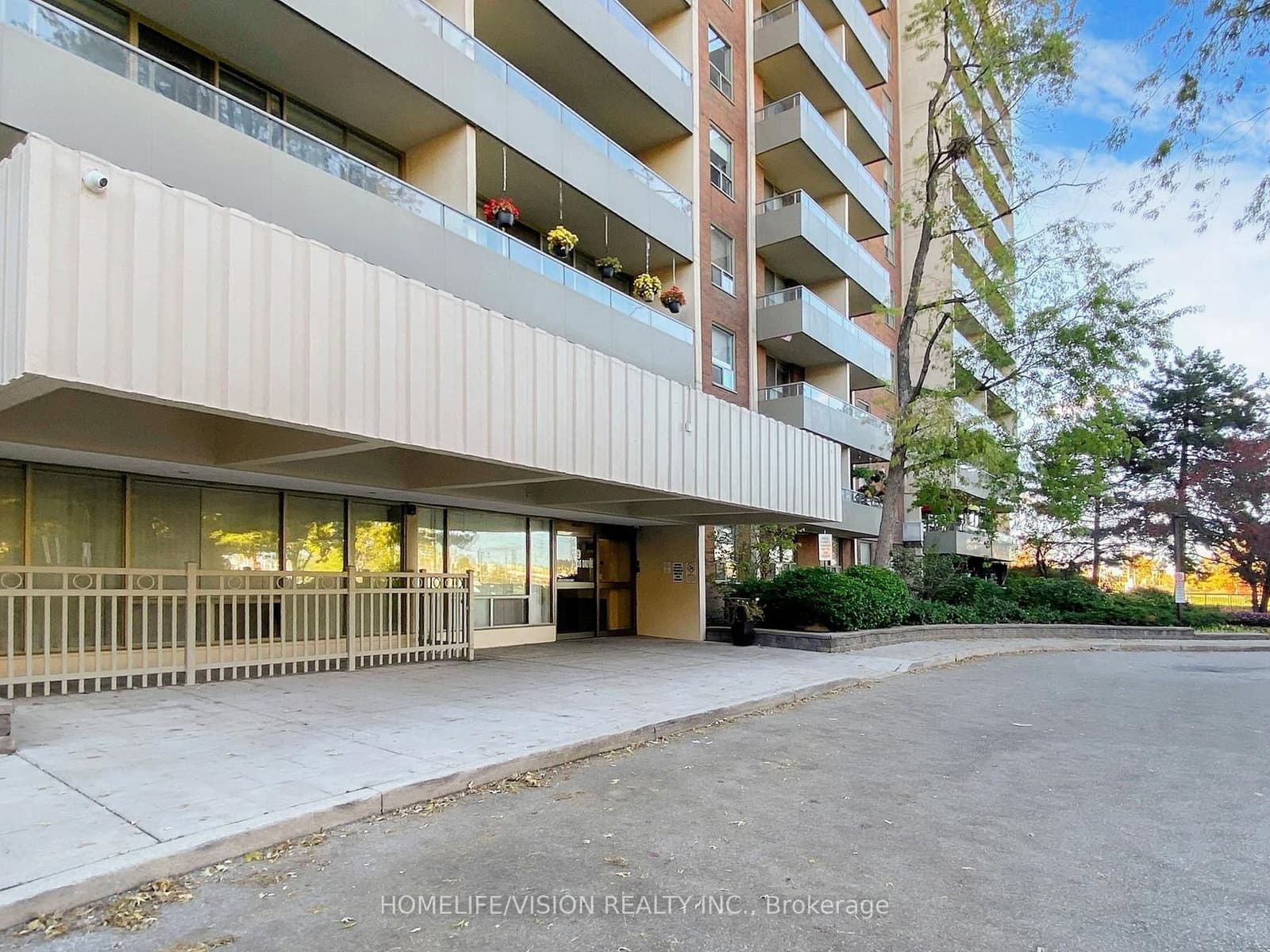 713 - 9 Four Winds Drive, Toronto, ON — photo 2