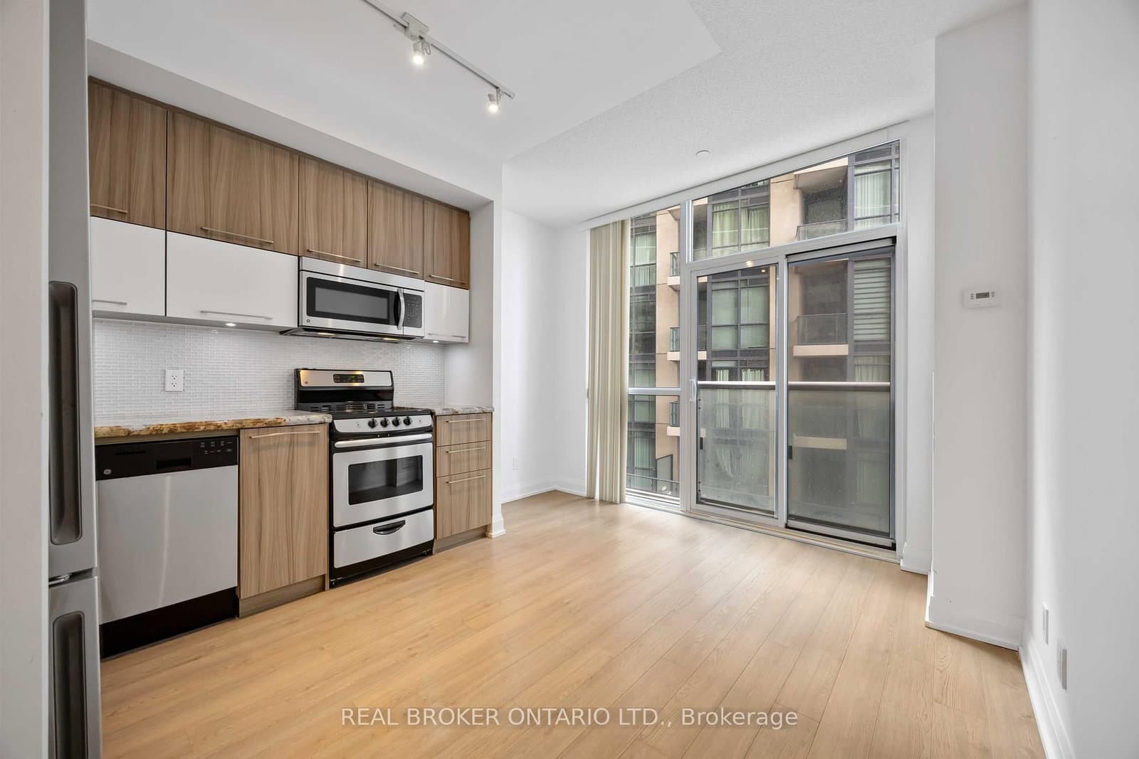 302 - 56 Annie Craig Drive, Toronto, ON — photo 3