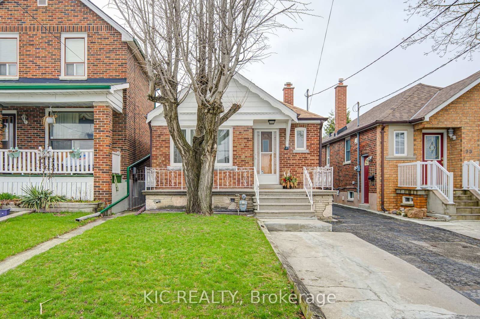 35 MONTCALM Avenue, Toronto, ON — photo 2
