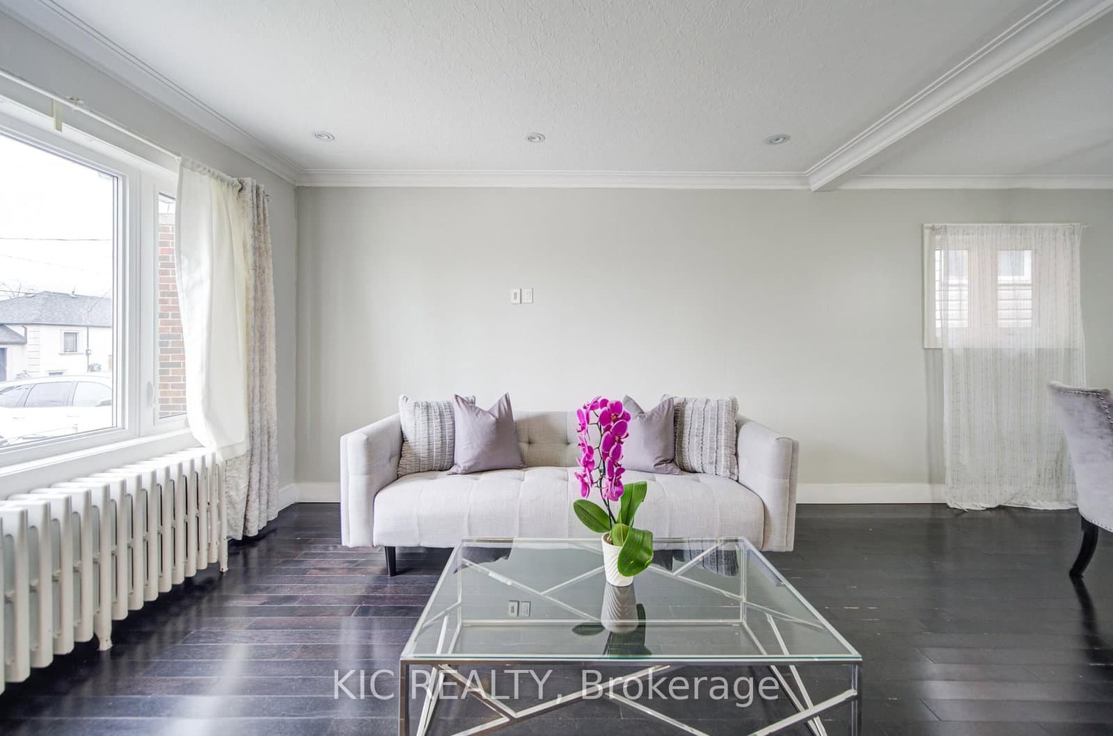 35 MONTCALM Avenue, Toronto, ON — photo 3
