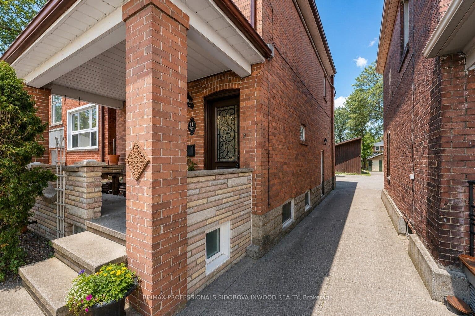 11 Winfield Avenue, Toronto, ON — photo 3