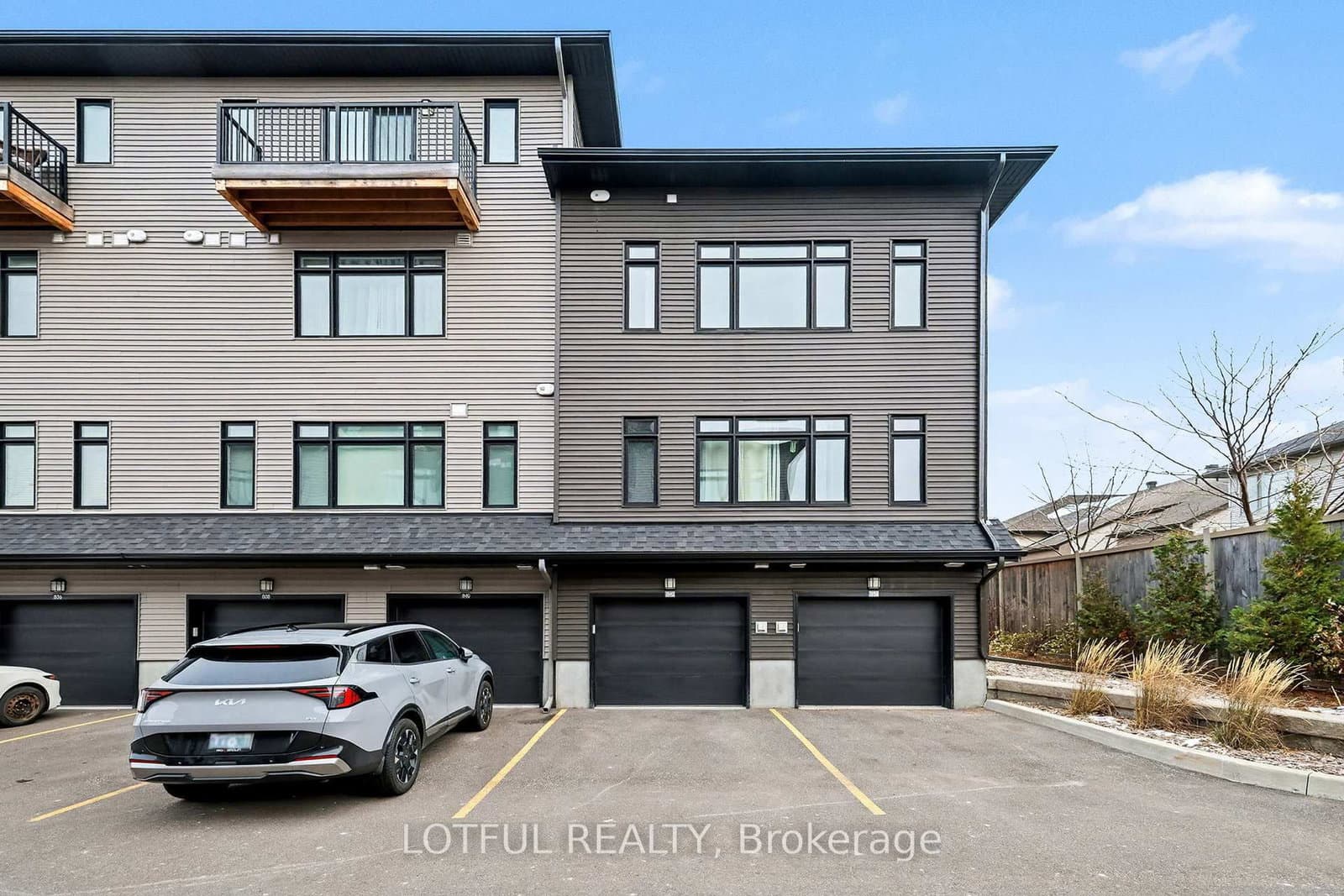 842 Ralph Hennesy Avenue, Ottawa, ON — photo 3