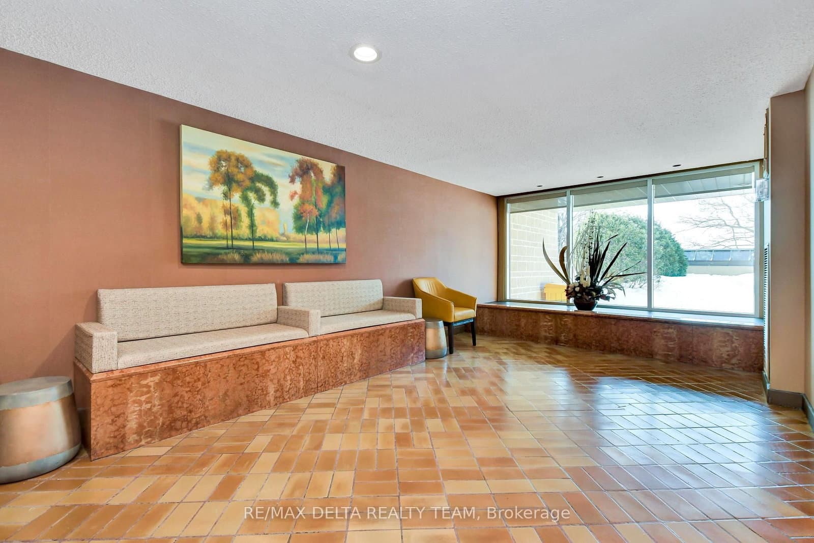 1001 - 555 Brittany Drive, Ottawa, ON — photo 2