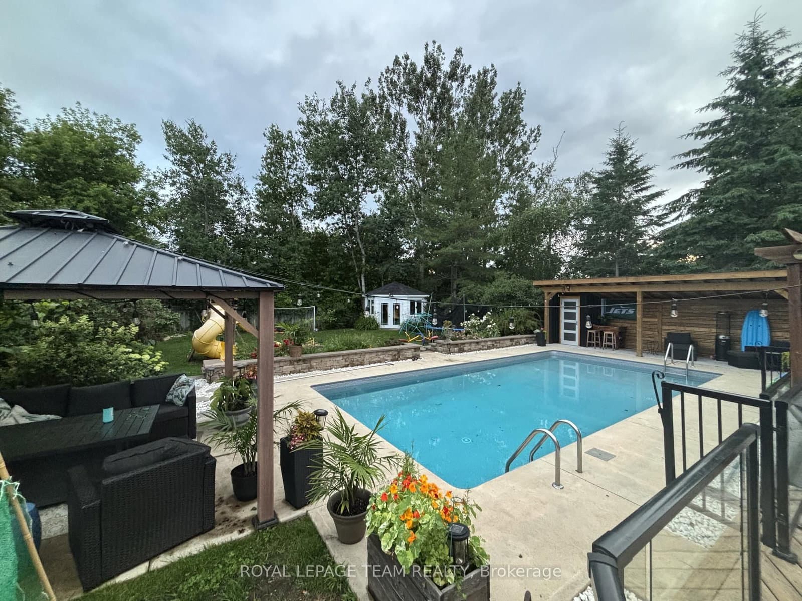 6 Stroughton Crescent, Munster, ON — photo 2