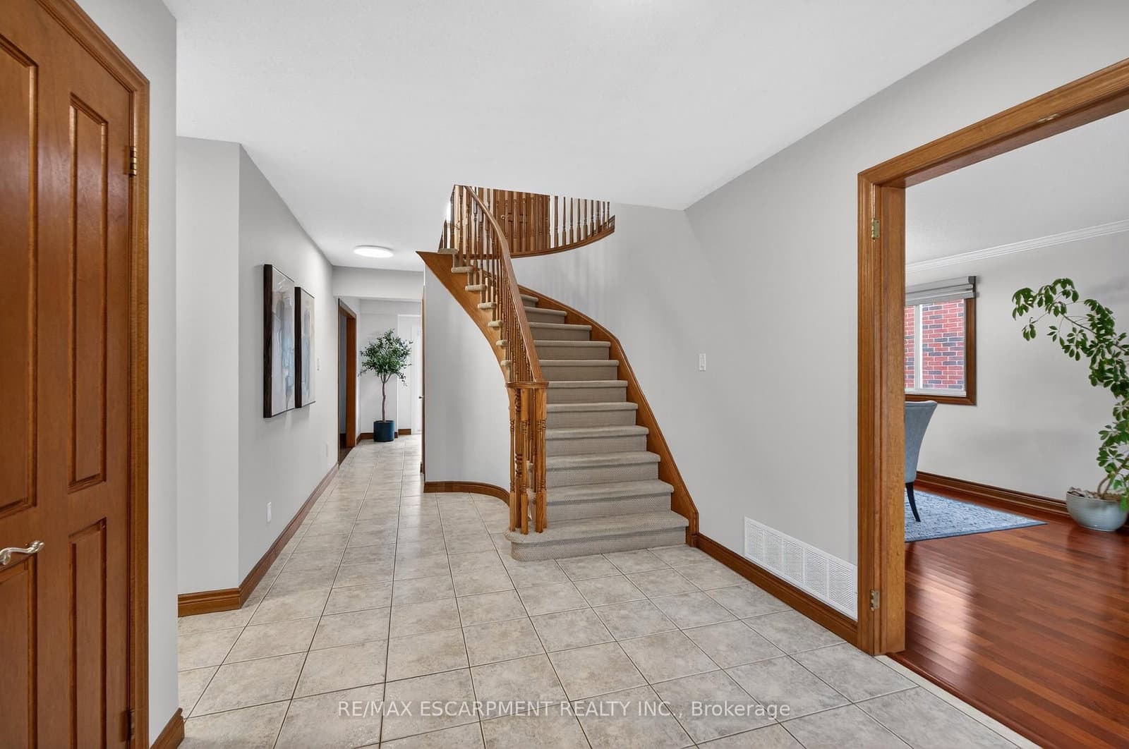 47 Sumner Crescent, Grimsby, ON — photo 3