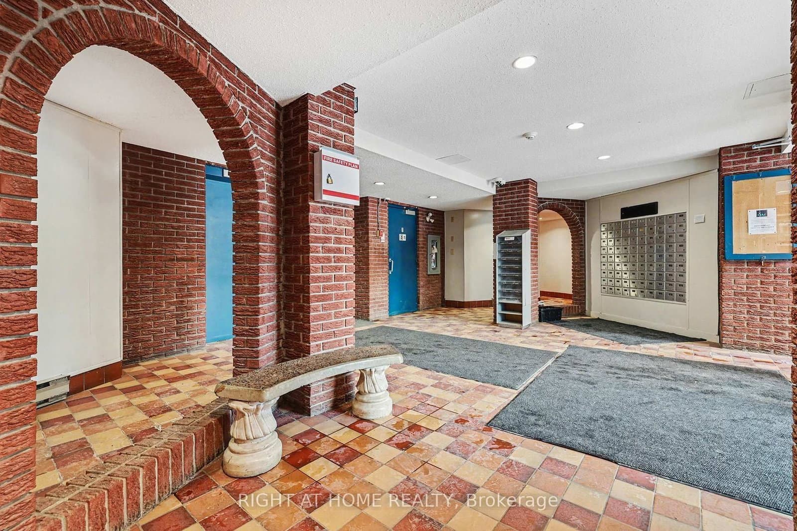 305B - 2044 Arrowsmith Drive, Ottawa, ON — photo 3