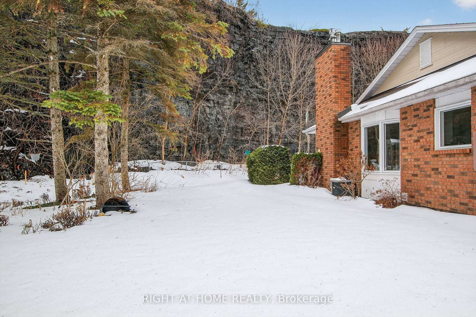 100 Darlington Private, Ottawa, ON — photo 2